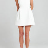 CINDY™ – FEMININ MINIKJOLE MED BLOMSTERAPPLIKATIONER