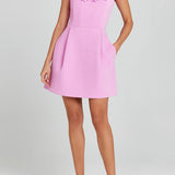 CINDY™ – FEMININ MINIKJOLE MED BLOMSTERAPPLIKATIONER