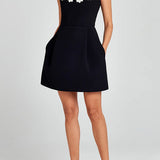 CINDY™ – FEMININ MINIKJOLE MED BLOMSTERAPPLIKATIONER