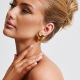 Milan™ – guldfarvede hjerteøreringe med romantisk glød